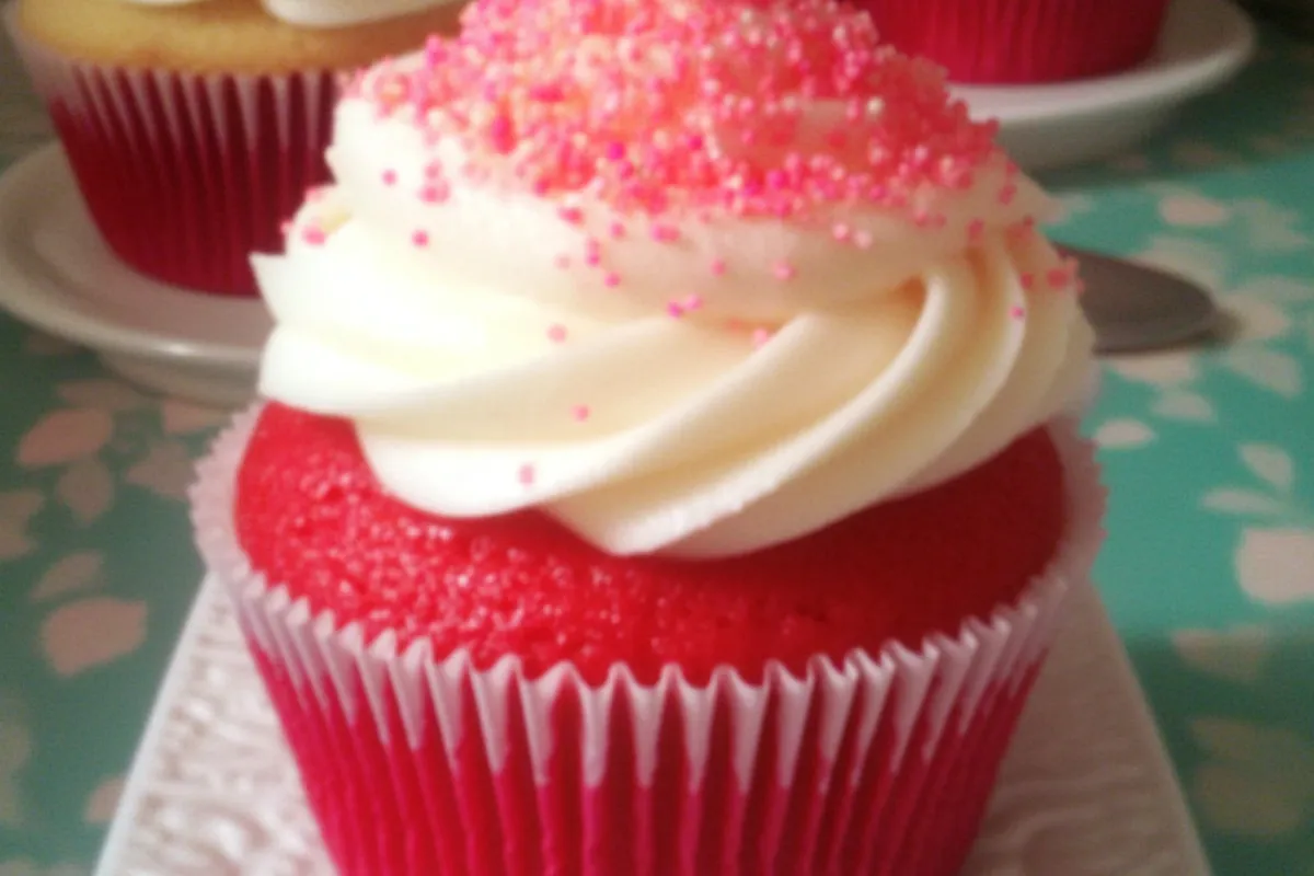 Delicious Strawberry Cheesecake Red Velvet Cupcakes with cream cheese frosting and fresh strawberries. Perfect for any occasion!